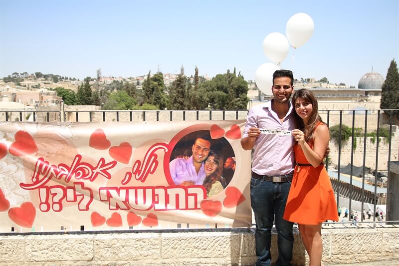 תמונה הצעת נישואין במרפסת של הכותל