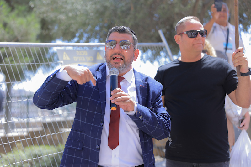 פייטן תמיר לוי מדבר למיקרופון באירוע בר מצווה