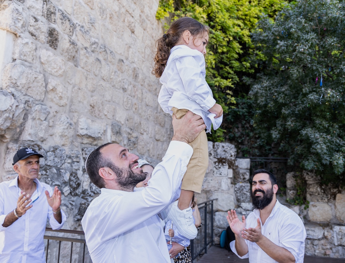 חגיגת חלאקה בכותל המערבי – שמחת משפחה עם כינור דוד